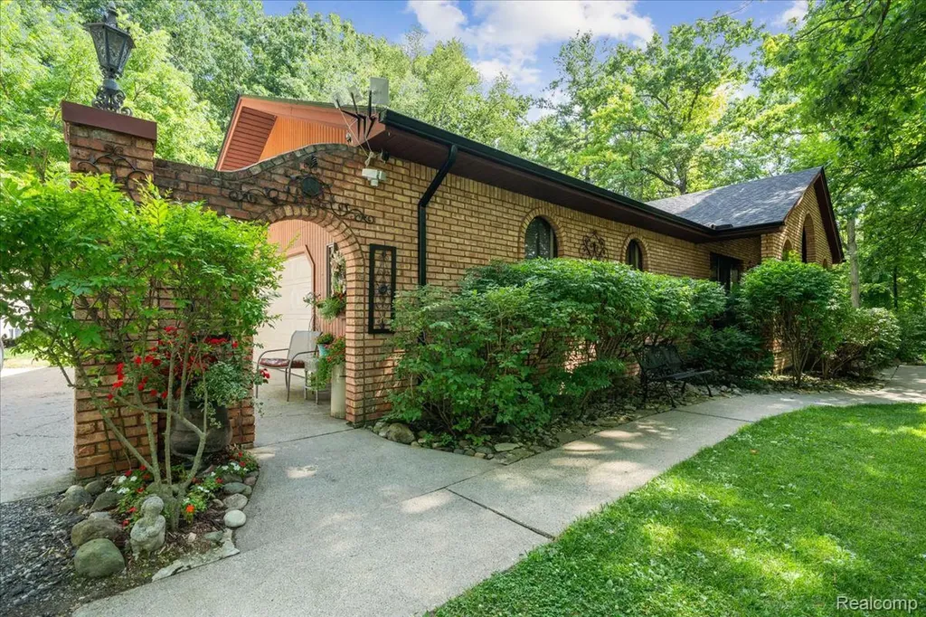 1600 Moffat Addison Township MI 48367