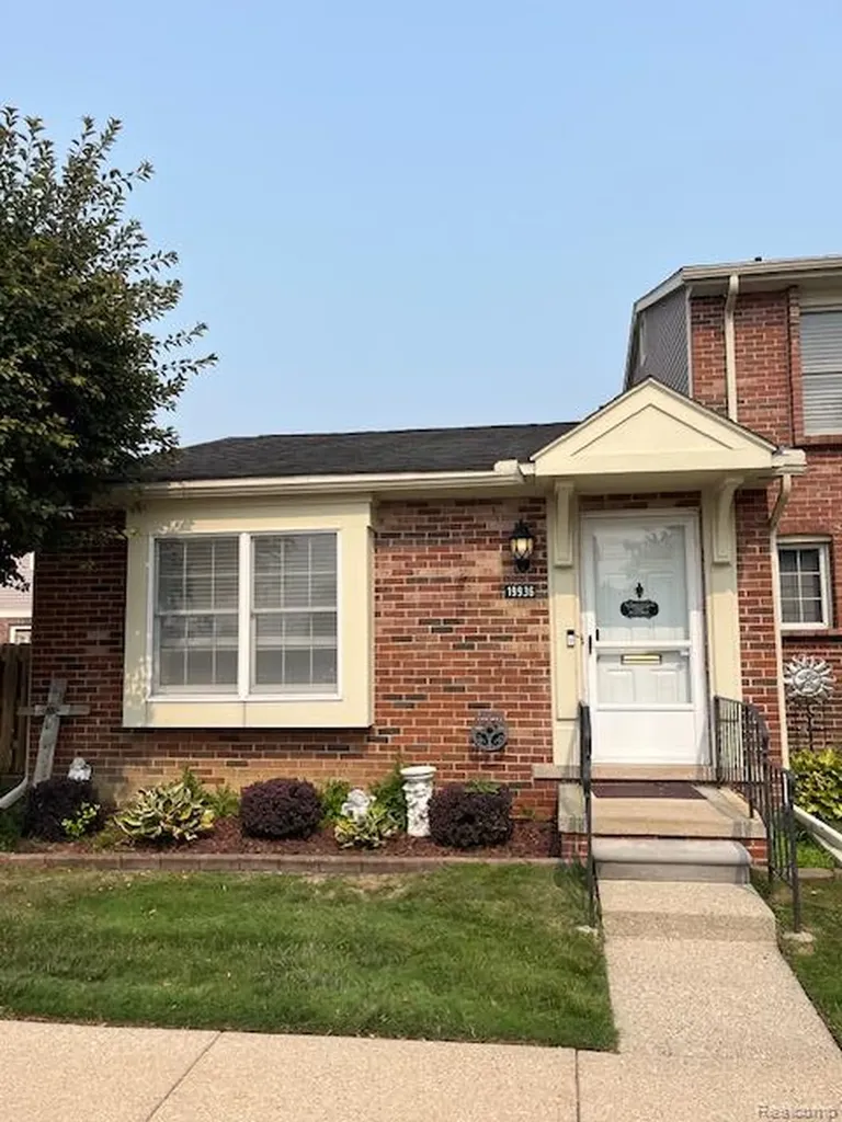 19936 N Great Oaks Circle Clinton Charter Township MI 48036