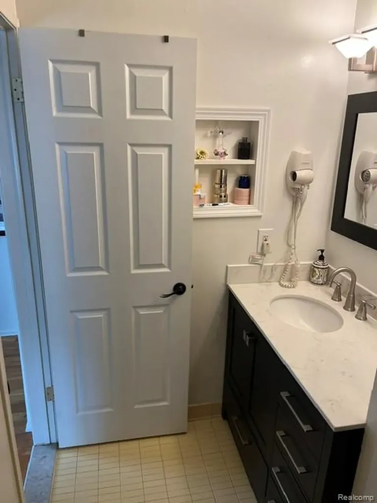 19936 N Great Oaks Circle Clinton Charter Township MI 48036