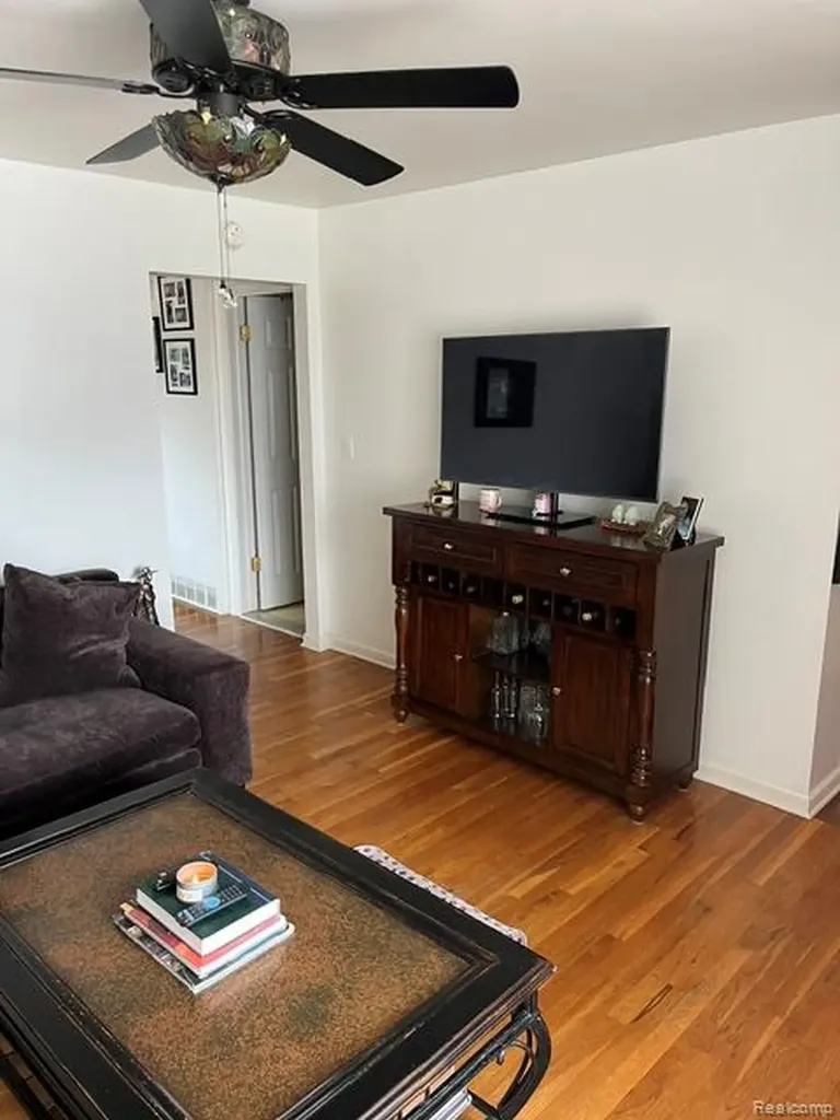 19936 N Great Oaks Circle Clinton Charter Township MI 48036