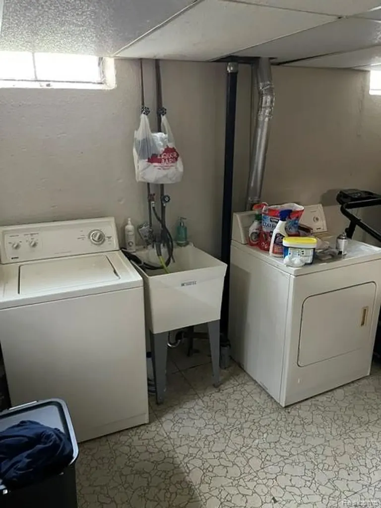 19936 N Great Oaks Circle Clinton Charter Township MI 48036