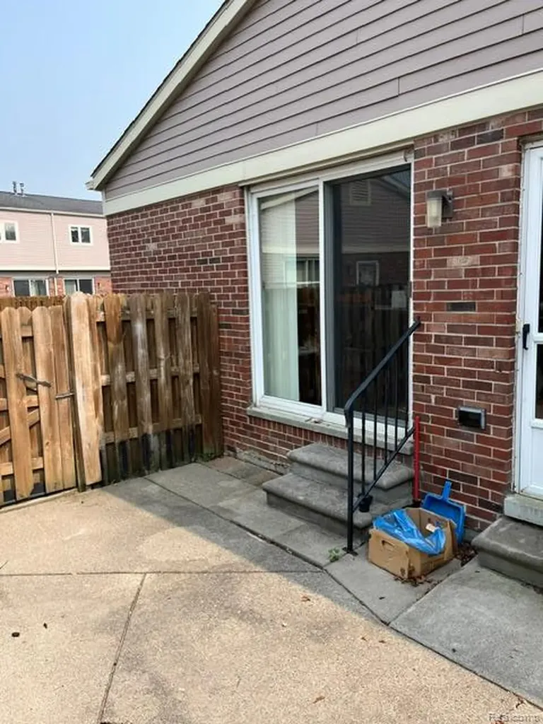 19936 N Great Oaks Circle Clinton Charter Township MI 48036