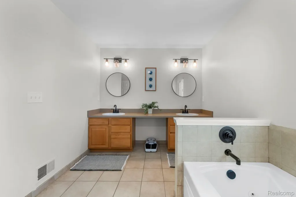 981 Coventry Court Oxford Charter Township MI 48371