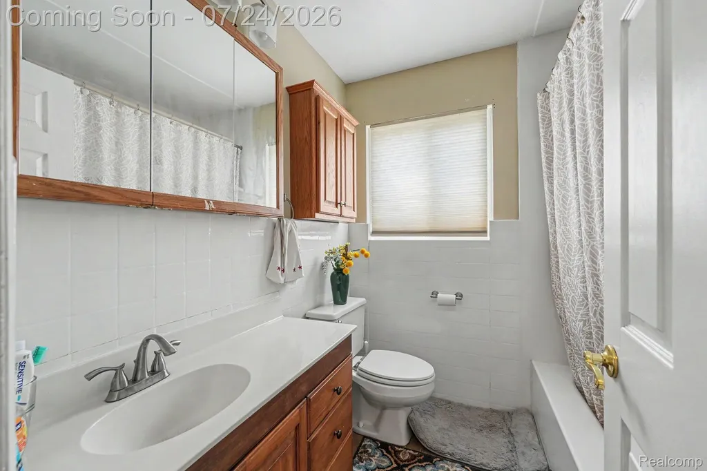 26751 Newport Avenue Warren City MI 48089