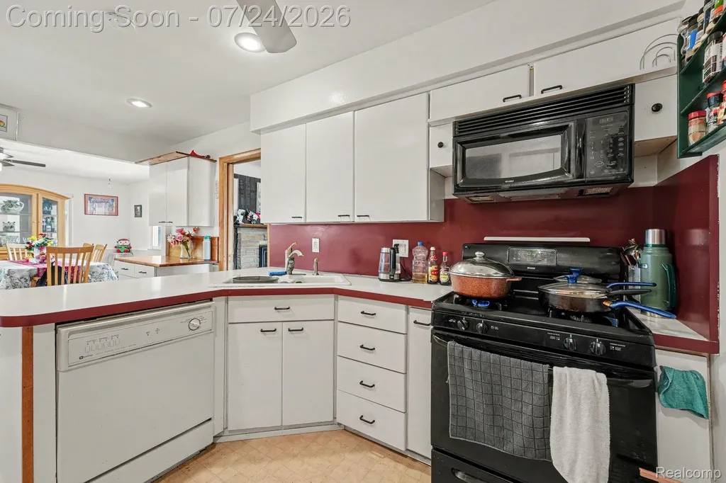 26751 Newport Avenue Warren City MI 48089