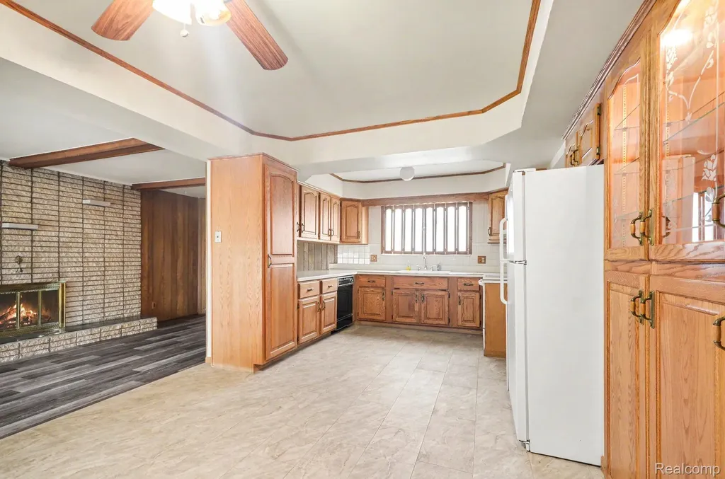 13563 Moceri Circle Warren City MI 48088