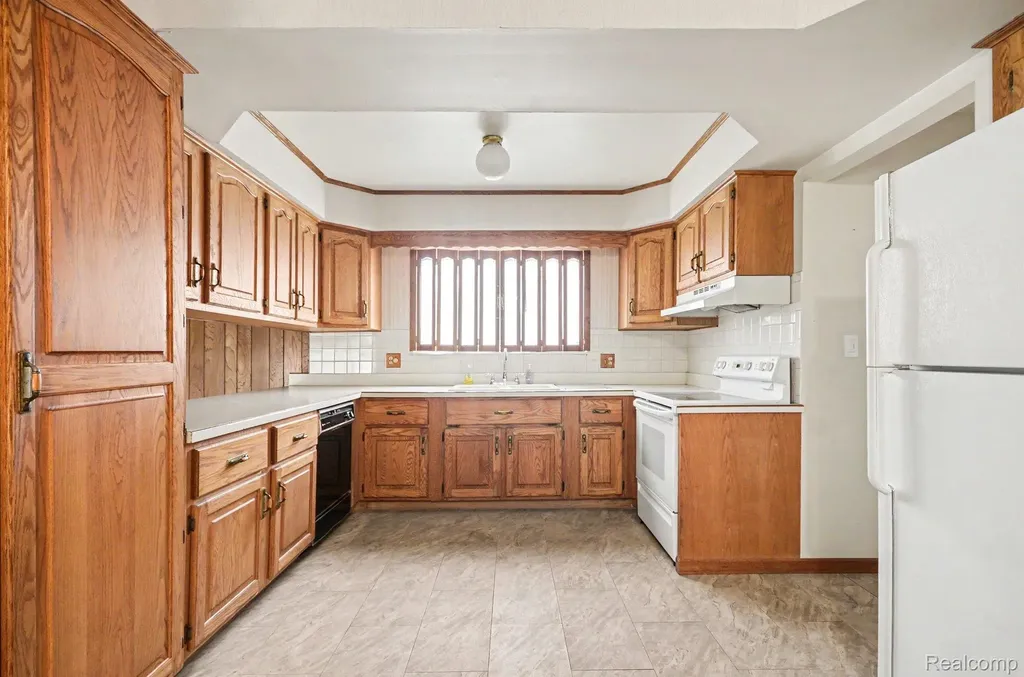 13563 Moceri Circle Warren City MI 48088