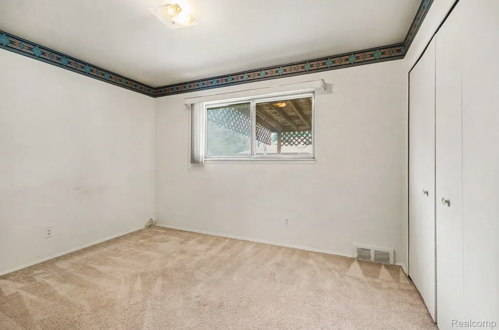 13563 Moceri Circle Warren City MI 48088