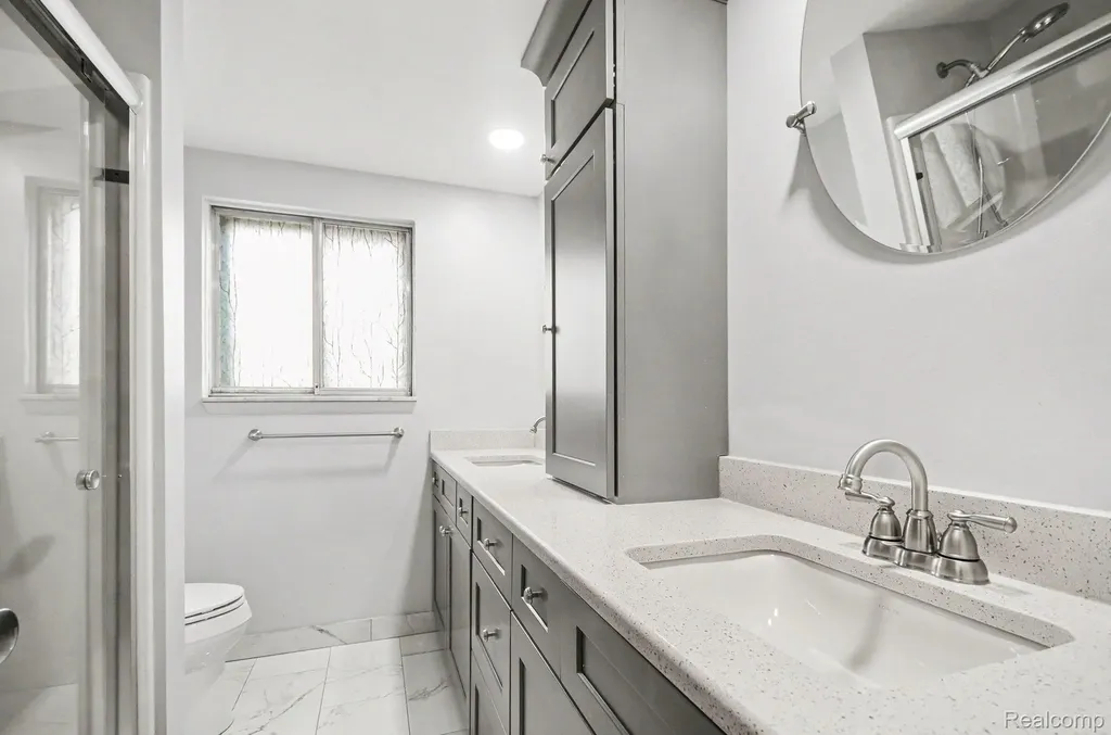 13563 Moceri Circle Warren City MI 48088