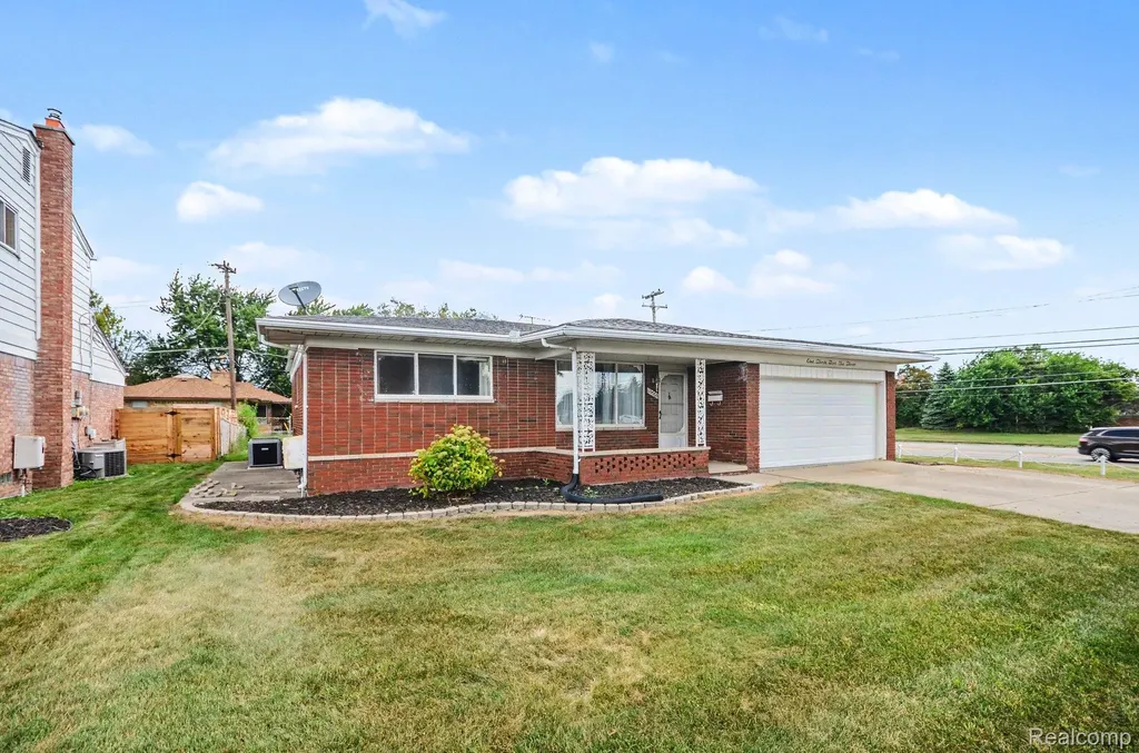 13563 Moceri Circle Warren City MI 48088
