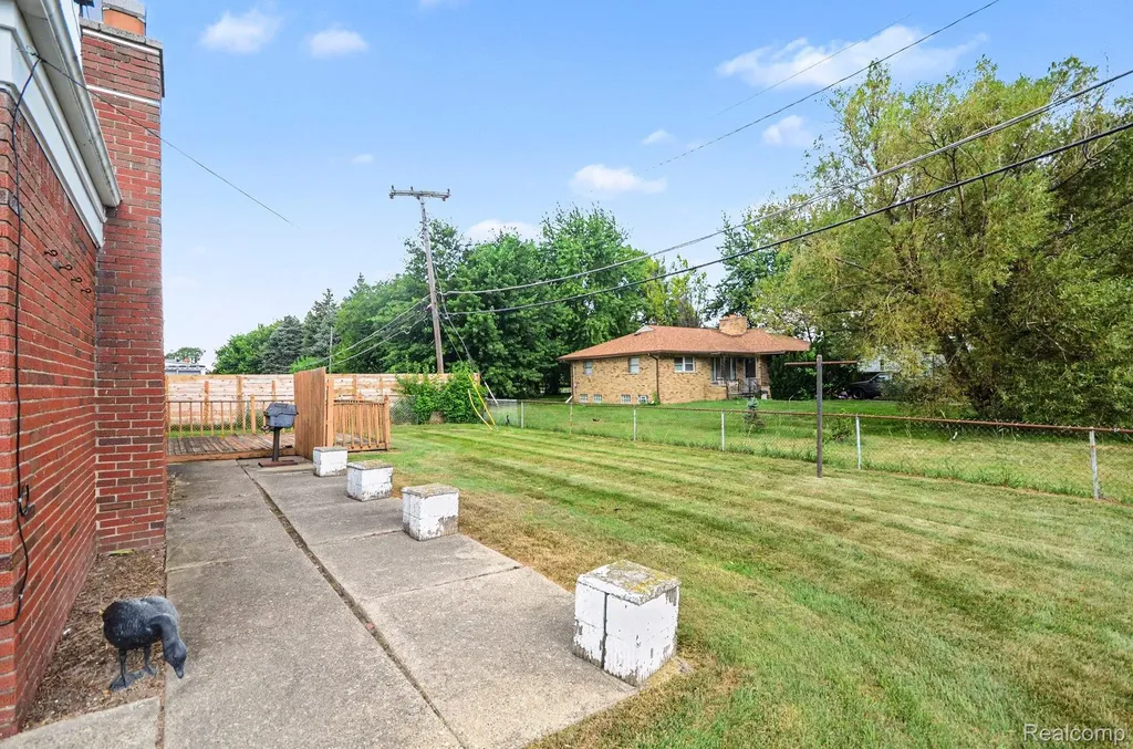 13563 Moceri Circle Warren City MI 48088