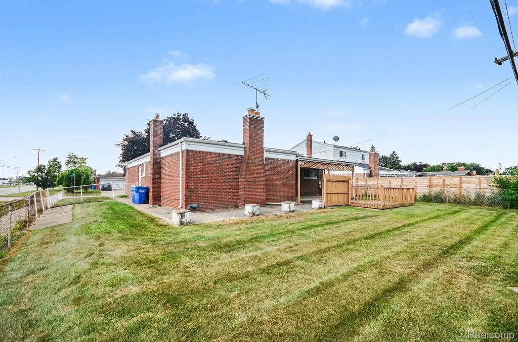 13563 Moceri Circle Warren City MI 48088