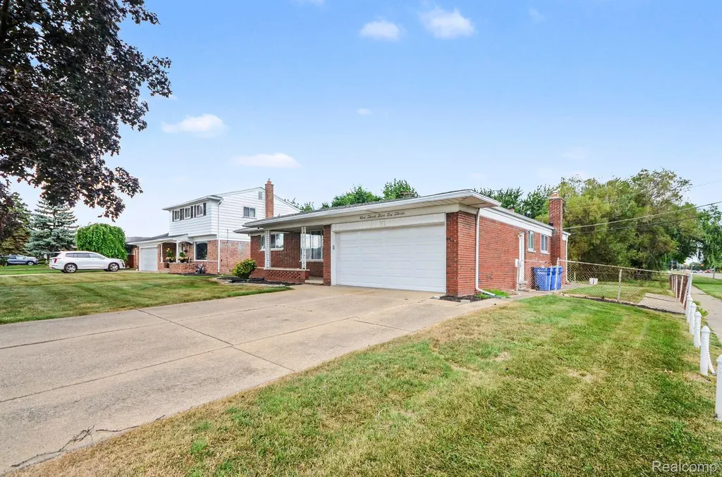 13563 Moceri Circle Warren City MI 48088