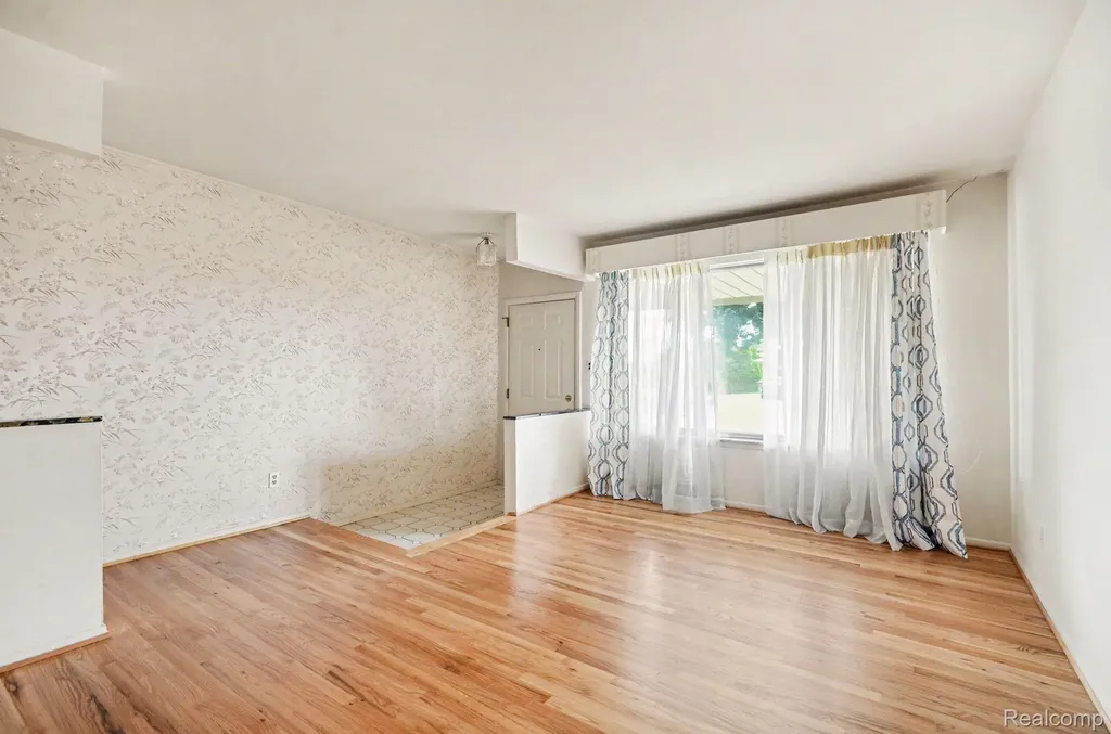 13563 Moceri Circle Warren City MI 48088