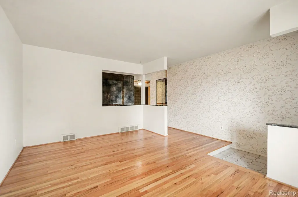 13563 Moceri Circle Warren City MI 48088