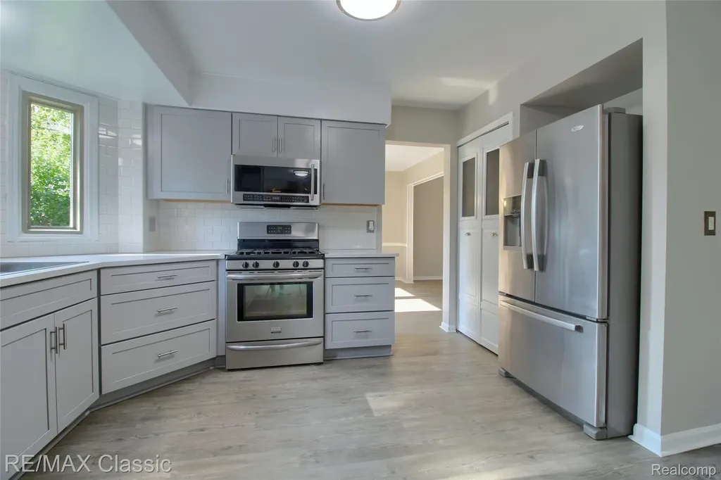 25522 Surrey Lane Farmington Hills City MI 48335