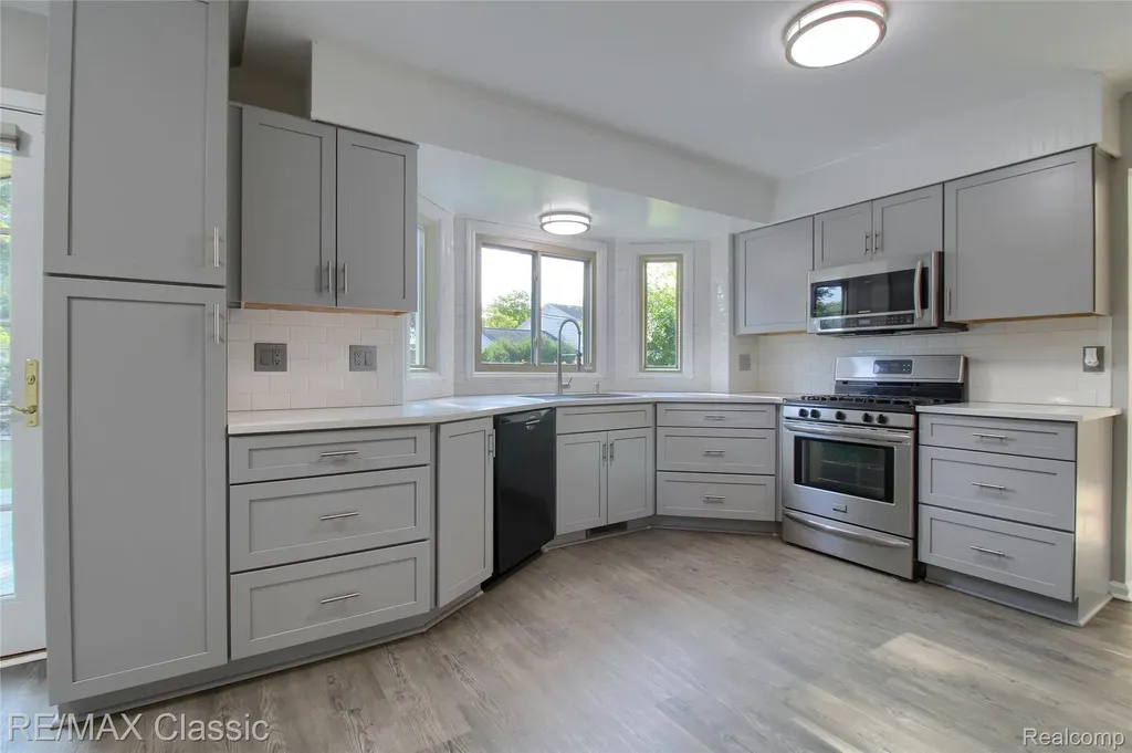 25522 Surrey Lane Farmington Hills City MI 48335