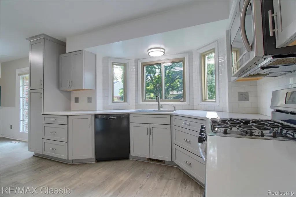 25522 Surrey Lane Farmington Hills City MI 48335