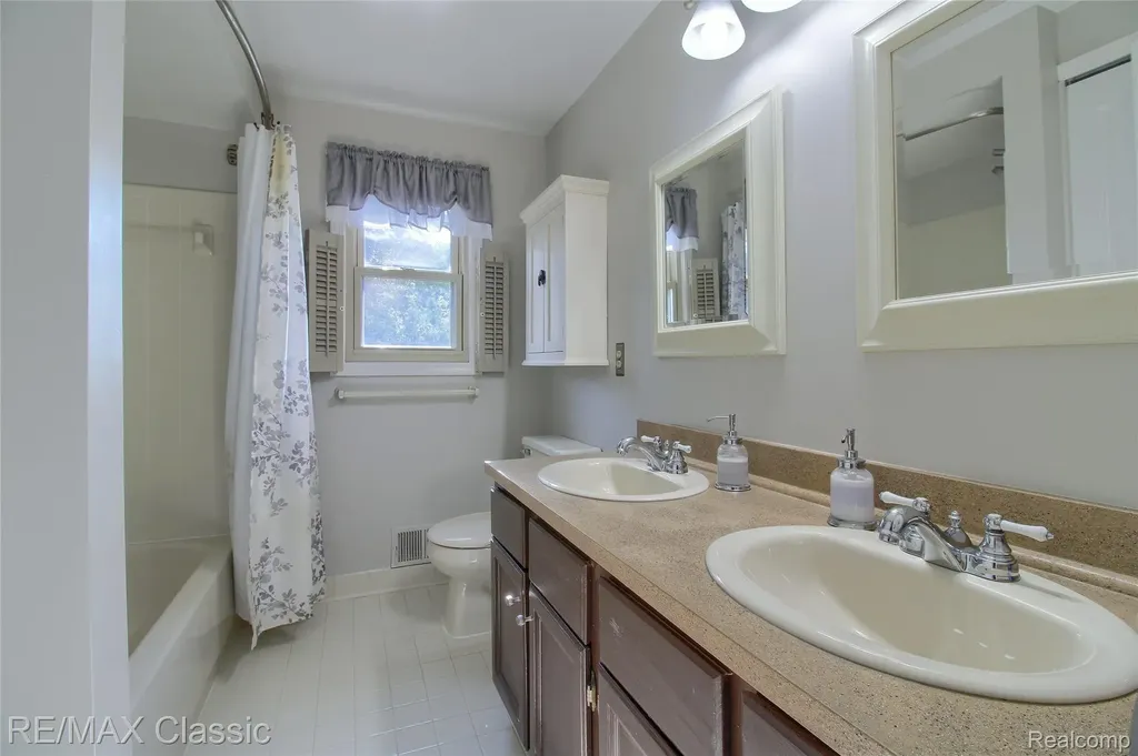 25522 Surrey Lane Farmington Hills City MI 48335