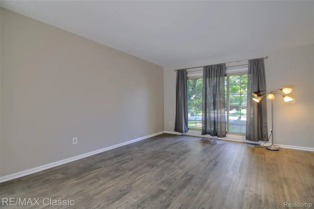25522 Surrey Lane Farmington Hills City MI 48335