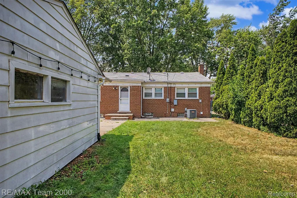 8350 N Evangeline Street Dearborn Heights City MI 48127