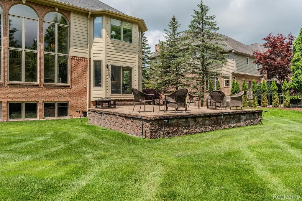 819 Majestic Drive Rochester Hills City MI 48306
