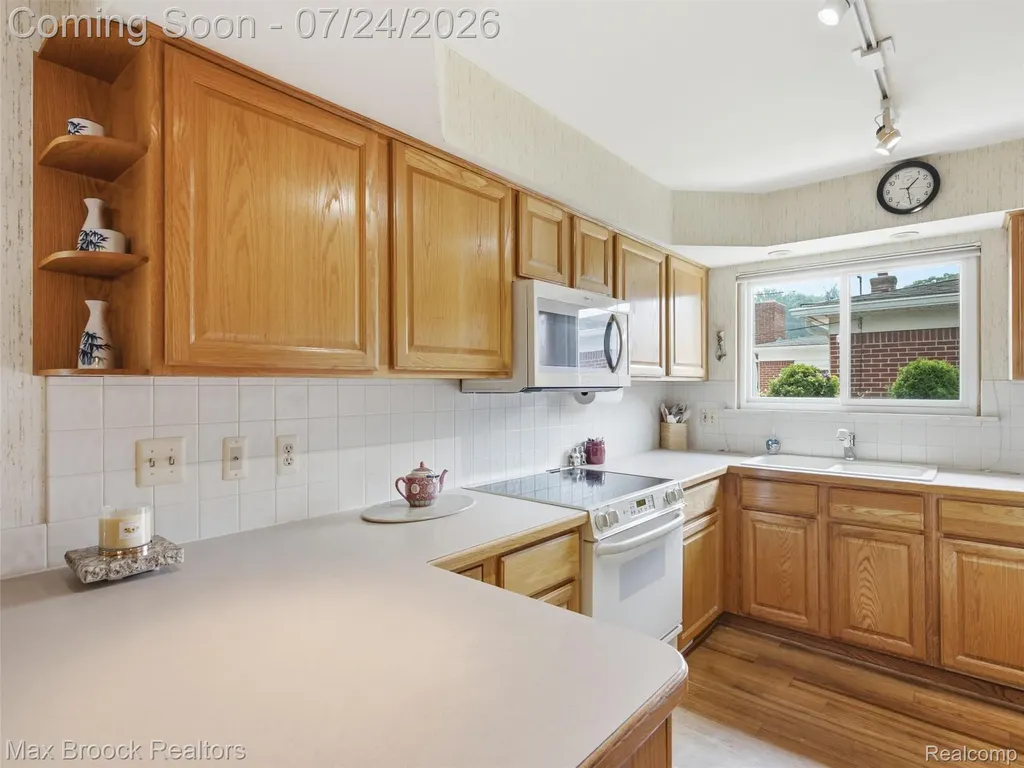 30056 Blancke Drive Warren City MI 48093