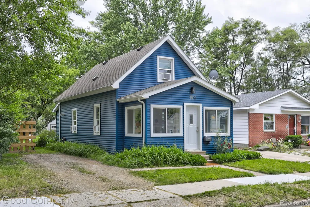 1812 E Meyers Avenue Hazel Park City MI 48030
