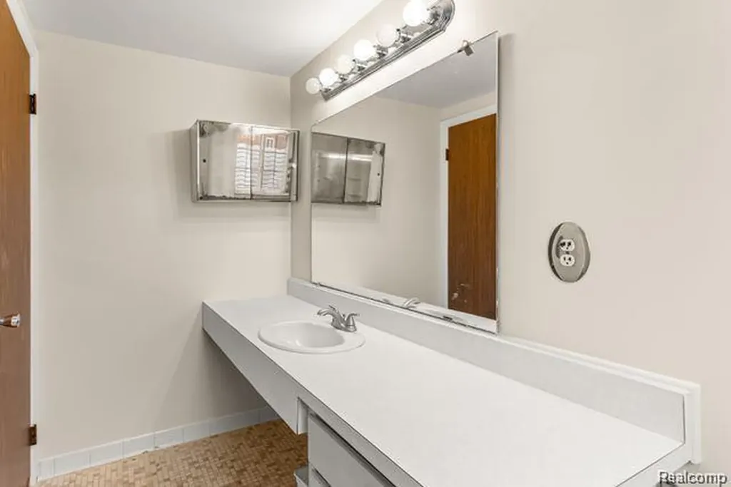 25316 Shiawassee Circle Southfield City MI 48033