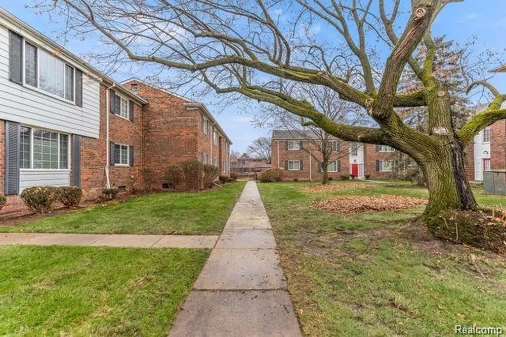 25316 Shiawassee Circle Southfield City MI 48033