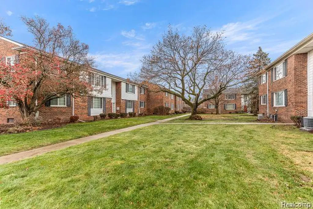 25316 Shiawassee Circle Southfield City MI 48033