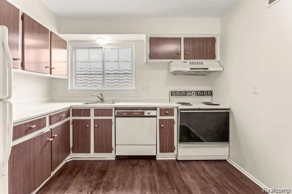 25316 Shiawassee Circle Southfield City MI 48033