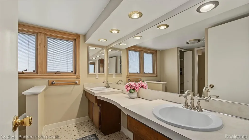 36544 Thomas Drive Sterling Heights City MI 48312