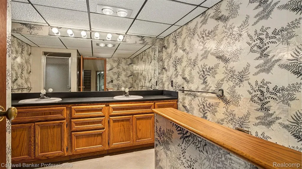 36544 Thomas Drive Sterling Heights City MI 48312