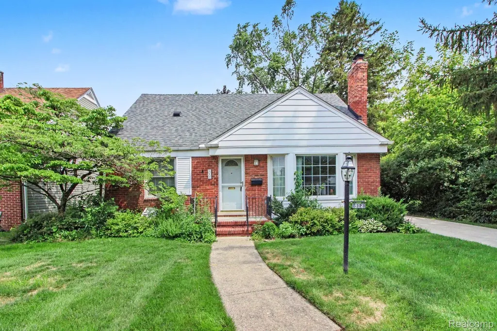 812 Lloyd Avenue Royal Oak City MI 48073