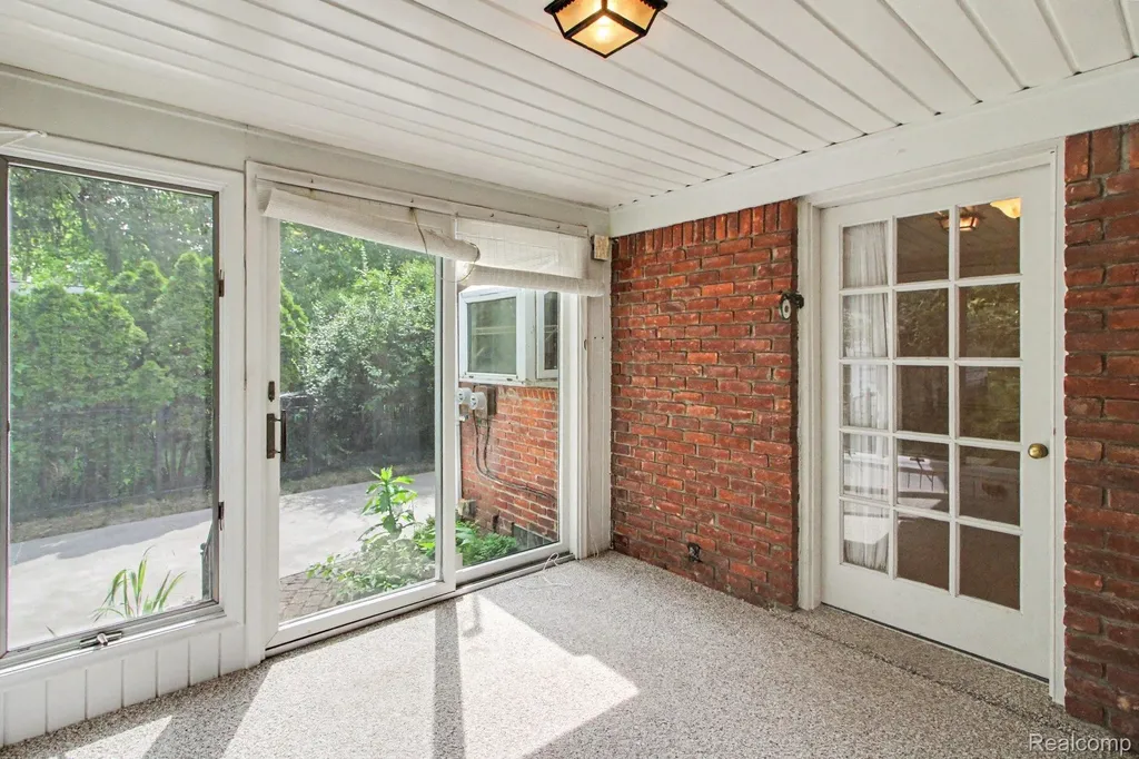 812 Lloyd Avenue Royal Oak City MI 48073