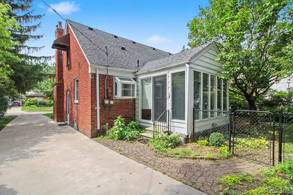 812 Lloyd Avenue Royal Oak City MI 48073