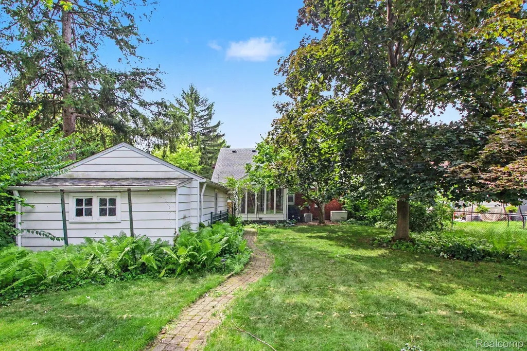 812 Lloyd Avenue Royal Oak City MI 48073
