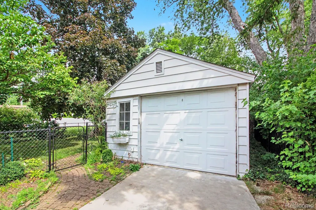 812 Lloyd Avenue Royal Oak City MI 48073