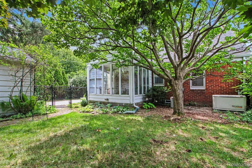 812 Lloyd Avenue Royal Oak City MI 48073