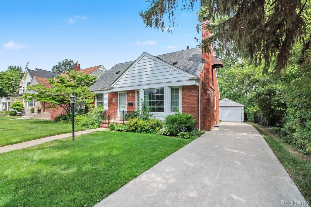 812 Lloyd Avenue Royal Oak City MI 48073