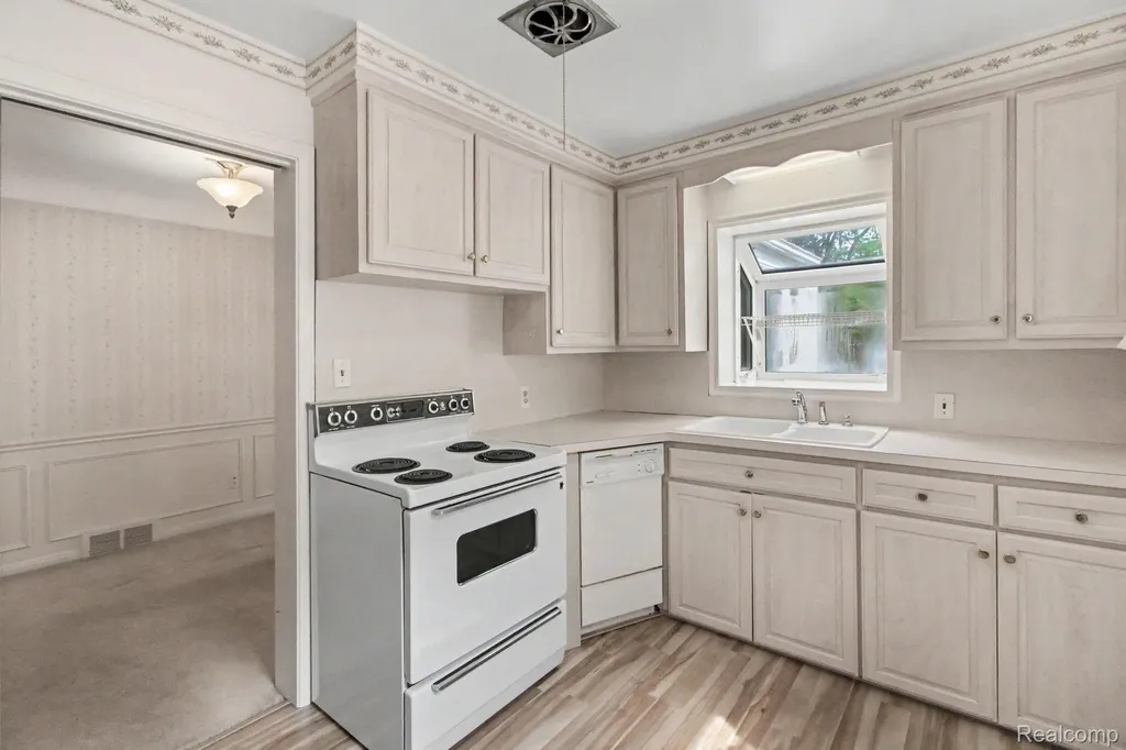 812 Lloyd Avenue Royal Oak City MI 48073