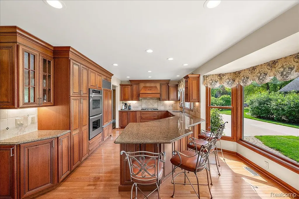 6545 Basswood Drive Troy City MI 48098