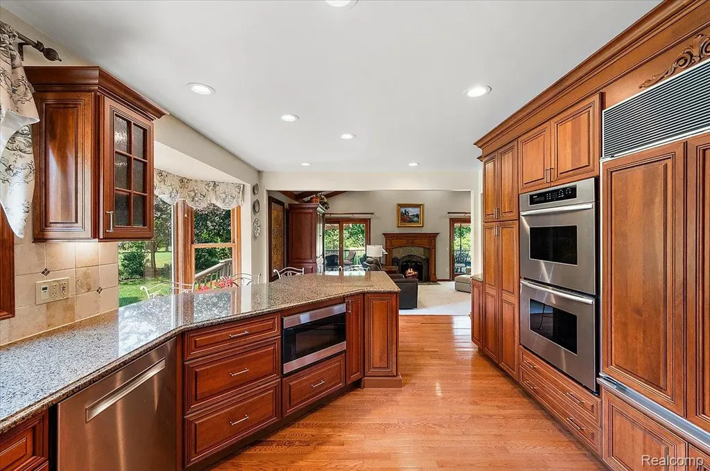 6545 Basswood Drive Troy City MI 48098