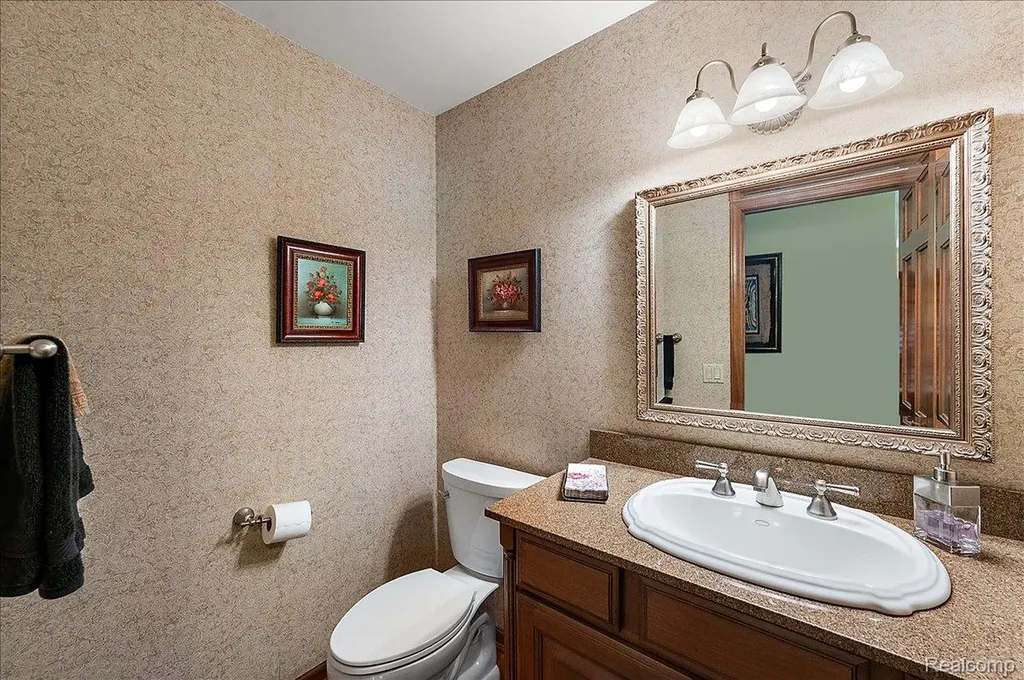 6545 Basswood Drive Troy City MI 48098