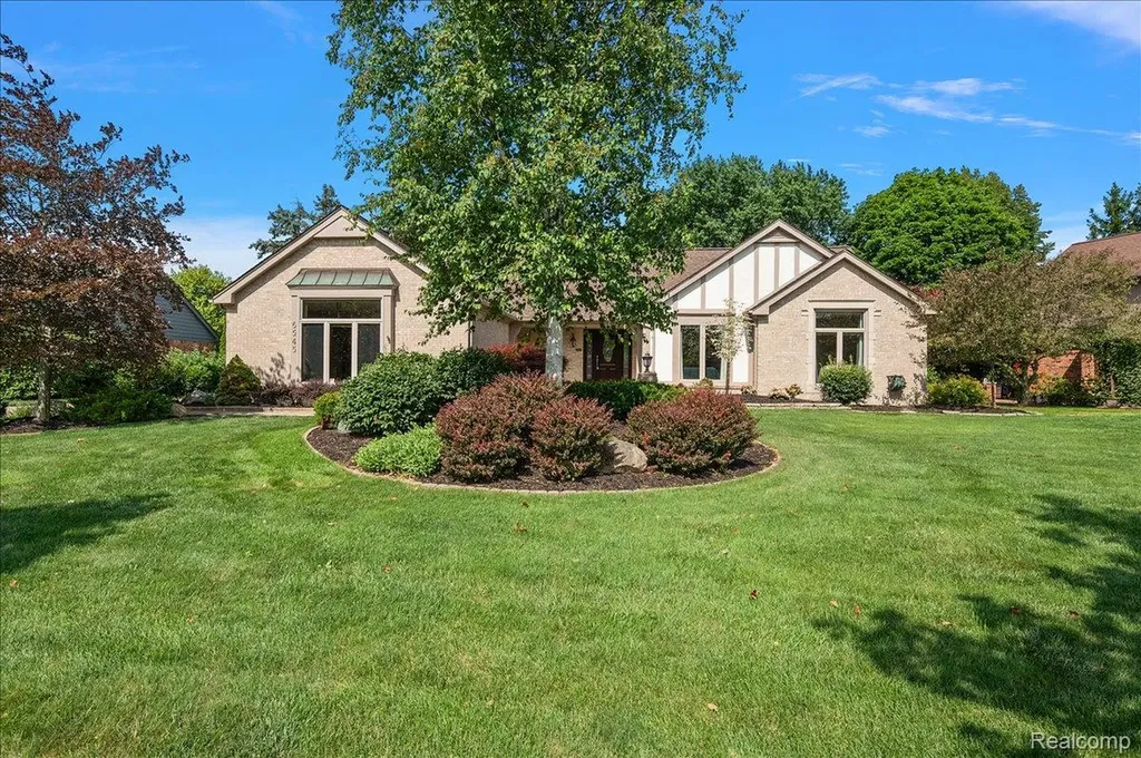 6545 Basswood Drive Troy City MI 48098