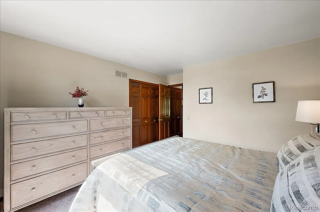 6545 Basswood Drive Troy City MI 48098