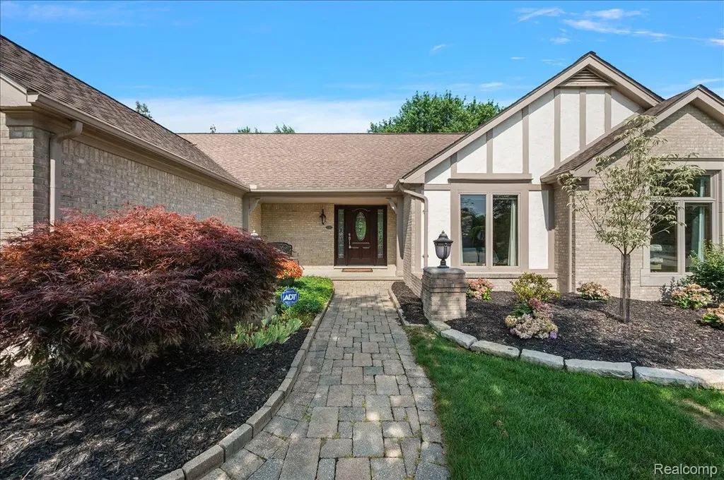 6545 Basswood Drive Troy City MI 48098