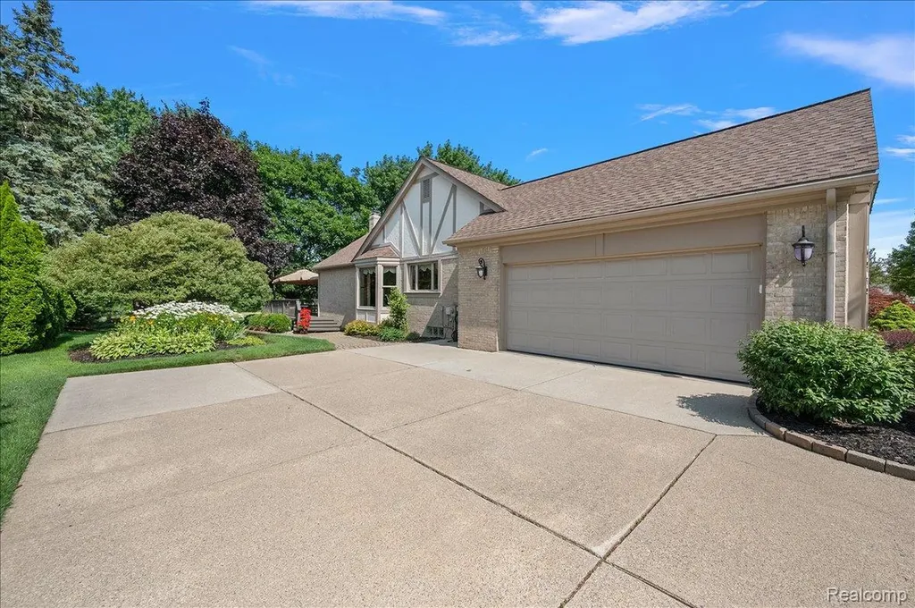 6545 Basswood Drive Troy City MI 48098