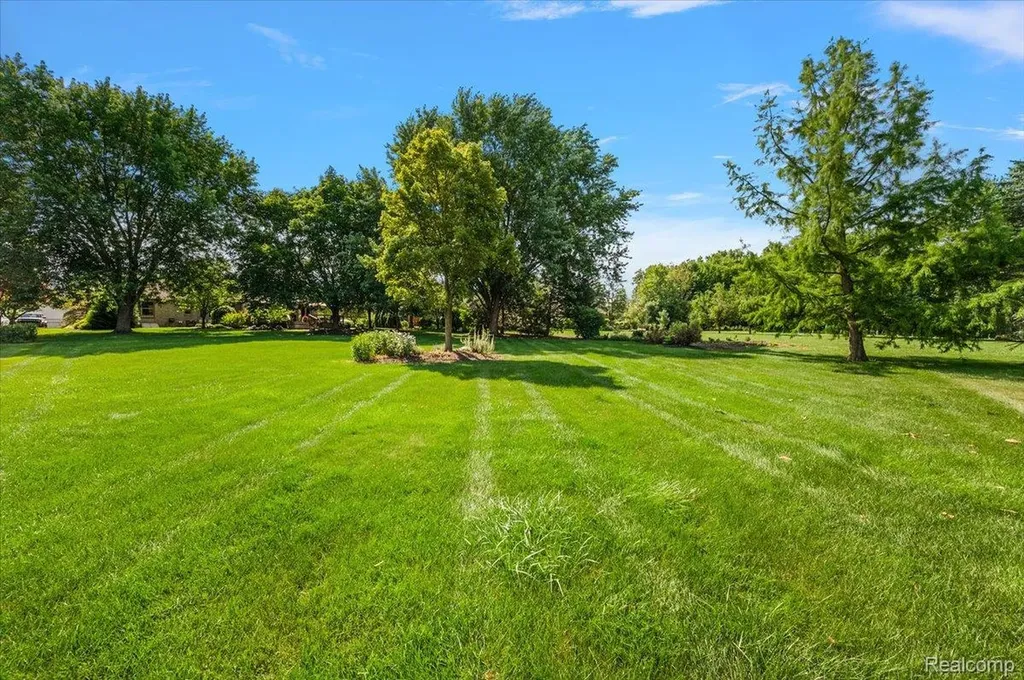 6545 Basswood Drive Troy City MI 48098